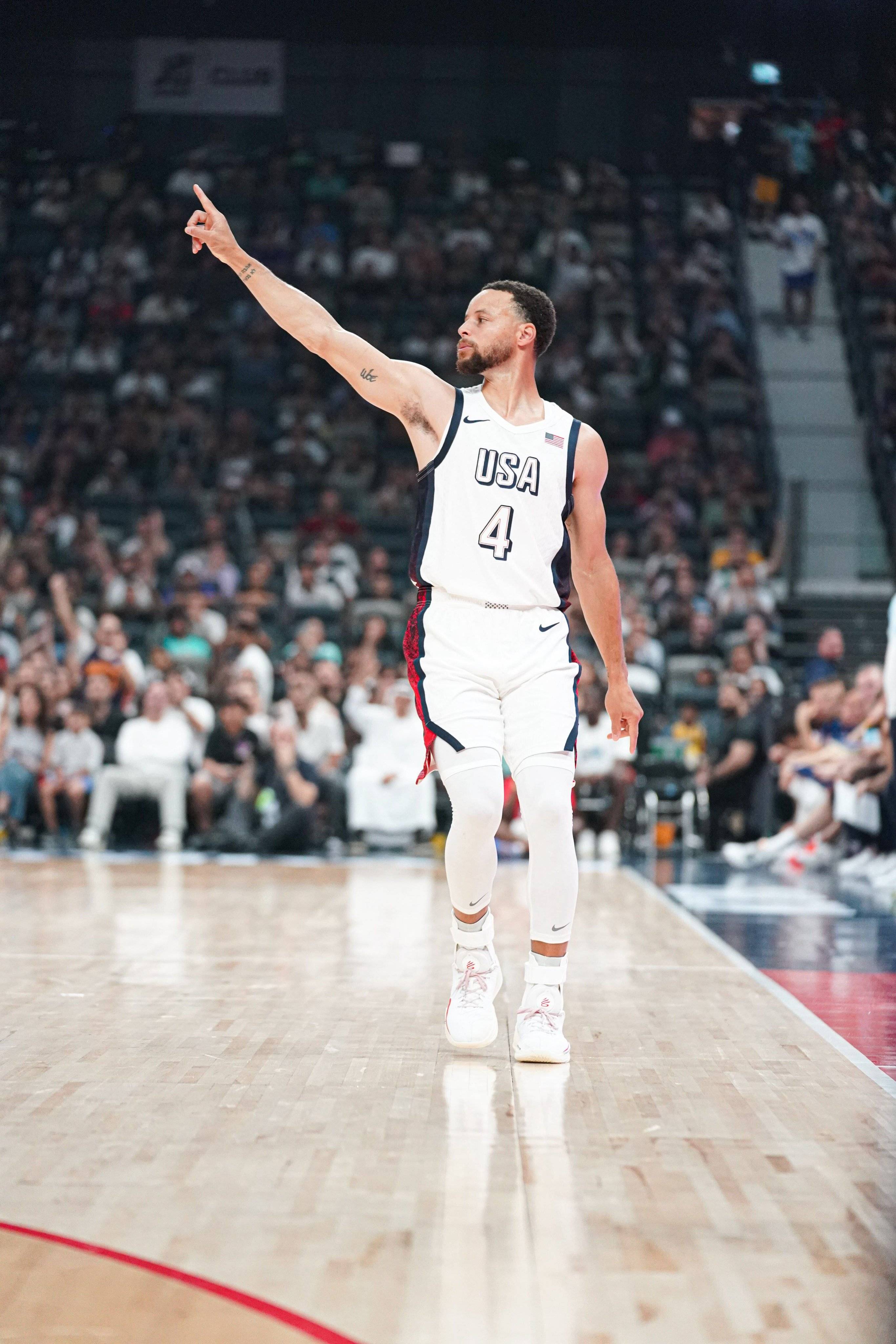 库里回归赛场，出色防守首场状态亮眼，法国队观众沸腾！的简单介绍