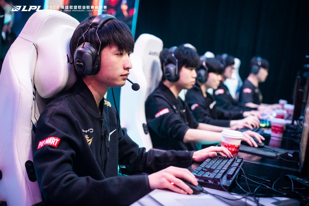 爱游戏-包含Rookie爆冷击败老鹰，惊险取胜引爆全场！的词条